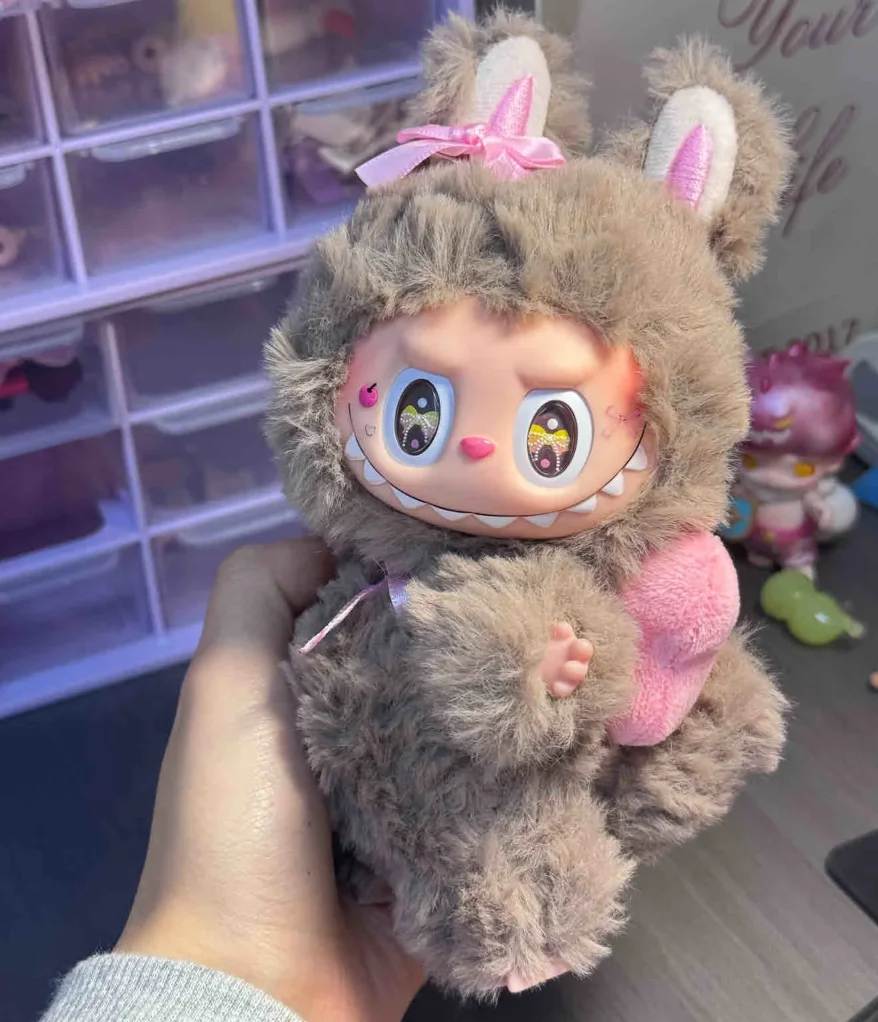New 17cm Pop Labubu Pink Leader Butterfly Eye Angel Zimomo Leader Vinyl Doll Pendant Cute Ornaments Holiday Gift Toys New 17cm Pop Labubu Pink Leader Butterfly Eye Angel Zimomo Leader Vinyl Doll Pendant Cute Ornaments Holiday Gift Toys